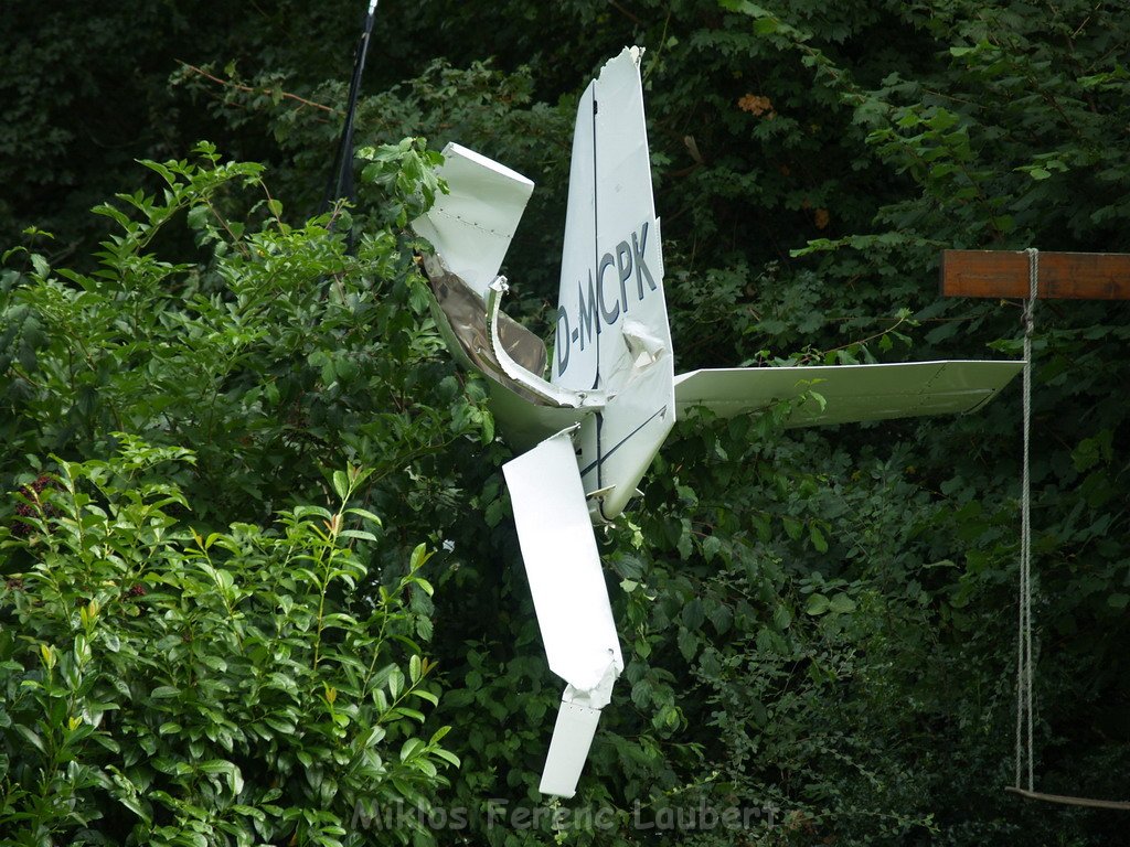 BF Koeln Kleinflugzeug in Koeln Flittard abgestuerzt  P104.JPG